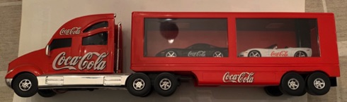 10364-1 € 35,00 coca cola vrachtwagen met 2 losse auto's ca 40 cm.jpeg